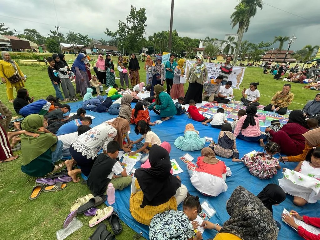 keseruan anak-anak yang sedang mewarnai