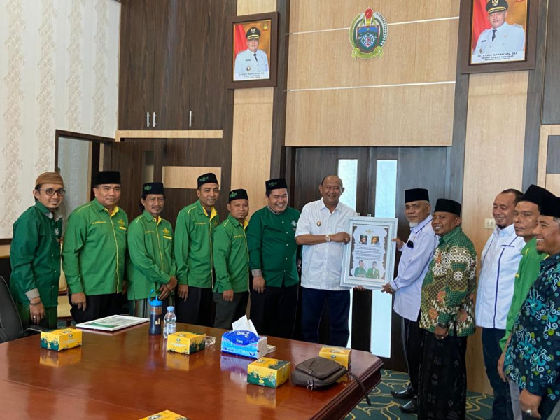 PCNU Langkat Berikan Penghargaan kepada Plt. Bupati Langkat: Sinergisitas Ulama dan Umara