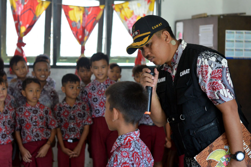 Simulasi: Pak Camat jadi Ajudan Pembina Upacara Cilik